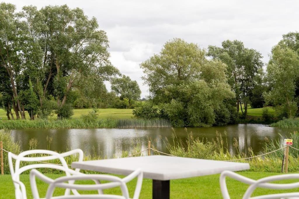 Kingfisher Hotel, Golf And Country Club Milton Keynes Esterno foto
